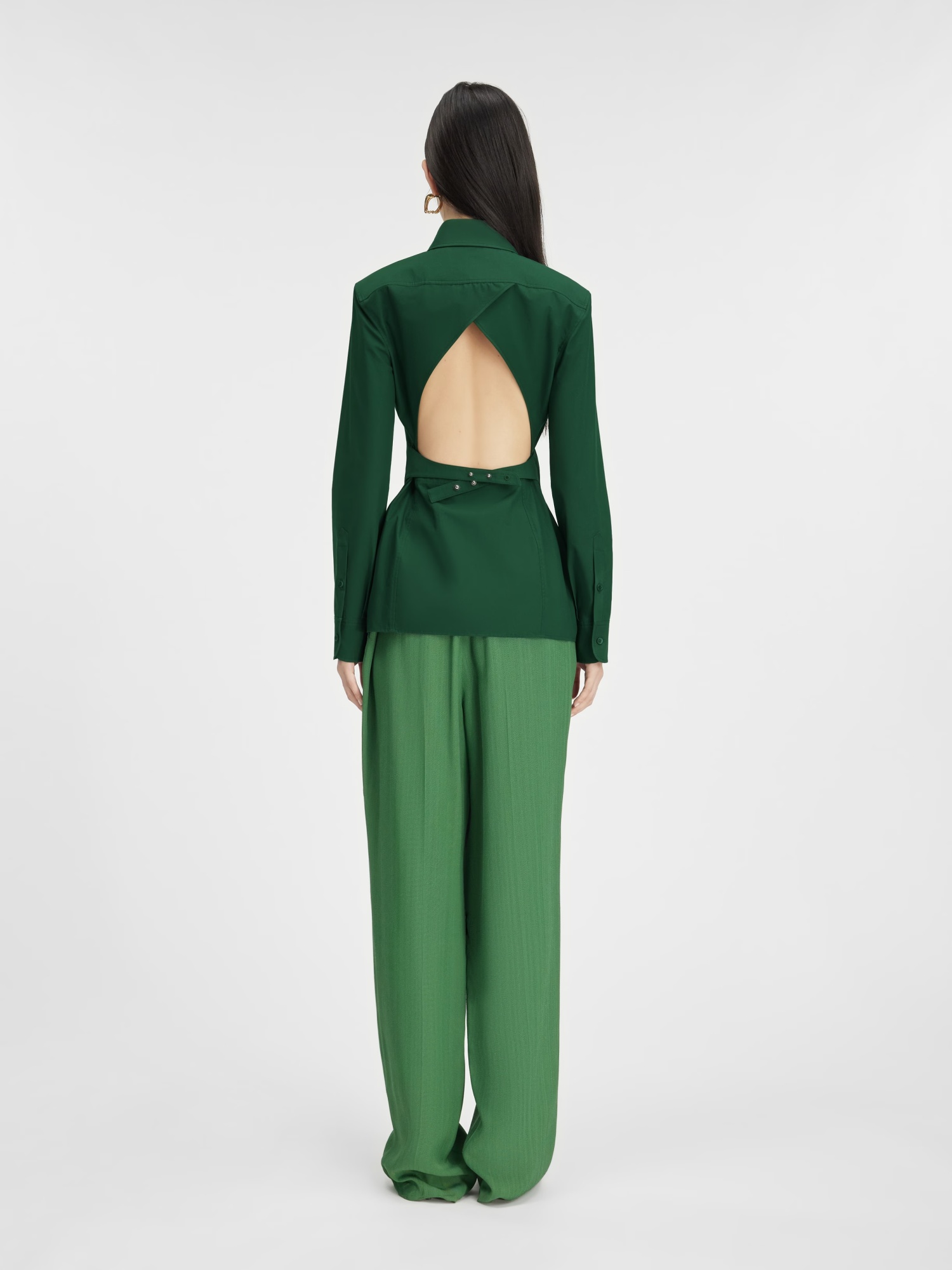 Jacquemus A Shirt With A Pointed Collar And A Bare Back In Green