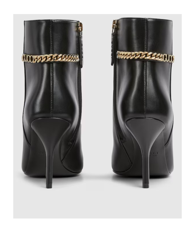 Gucci Signoria Leather Chain Ankle Booties In Black