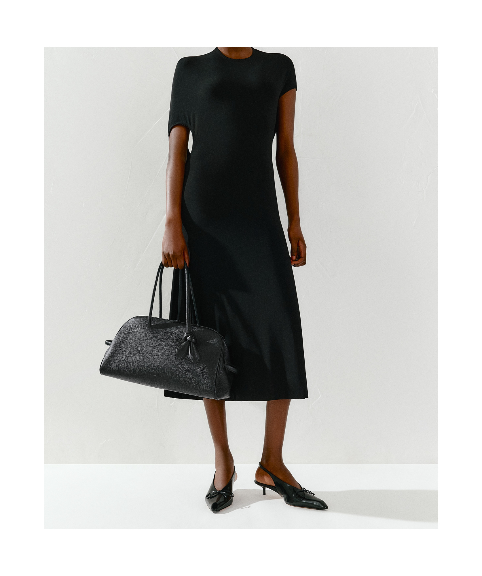 Jacquemus Le Turismo Zipped Shoulder Bag In Black