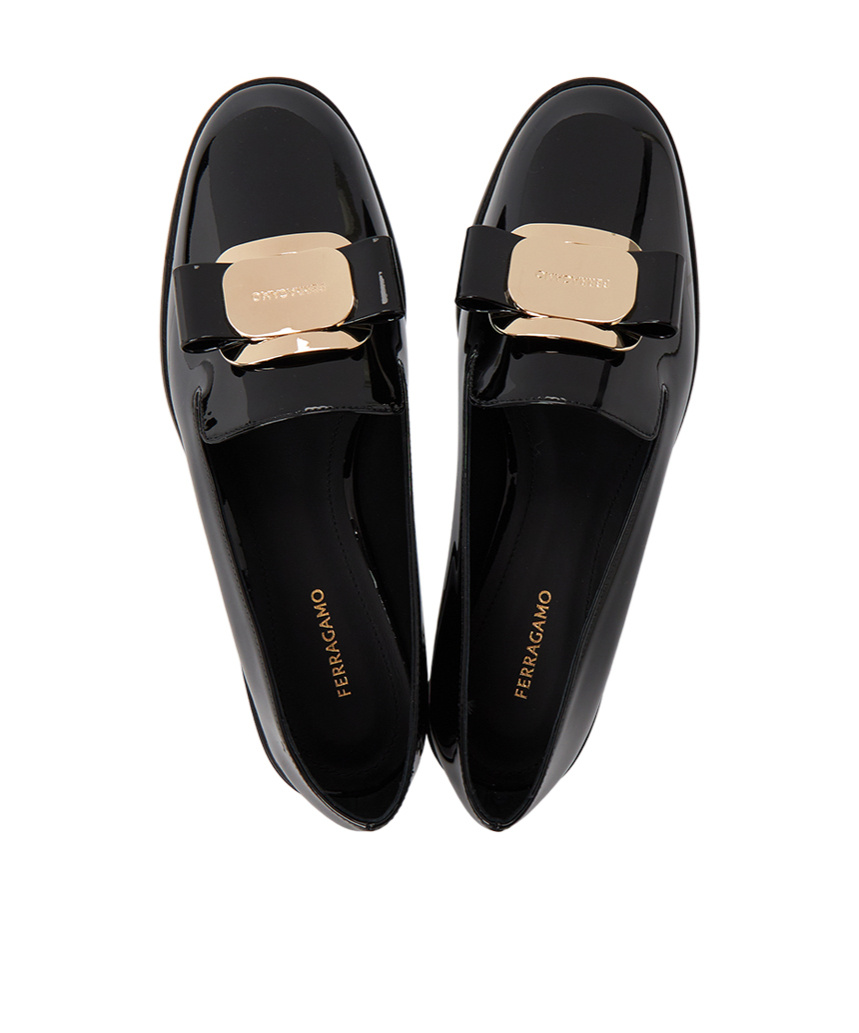 Ferragamo Glossy Patent Leather Low-heeled Pumps In Black