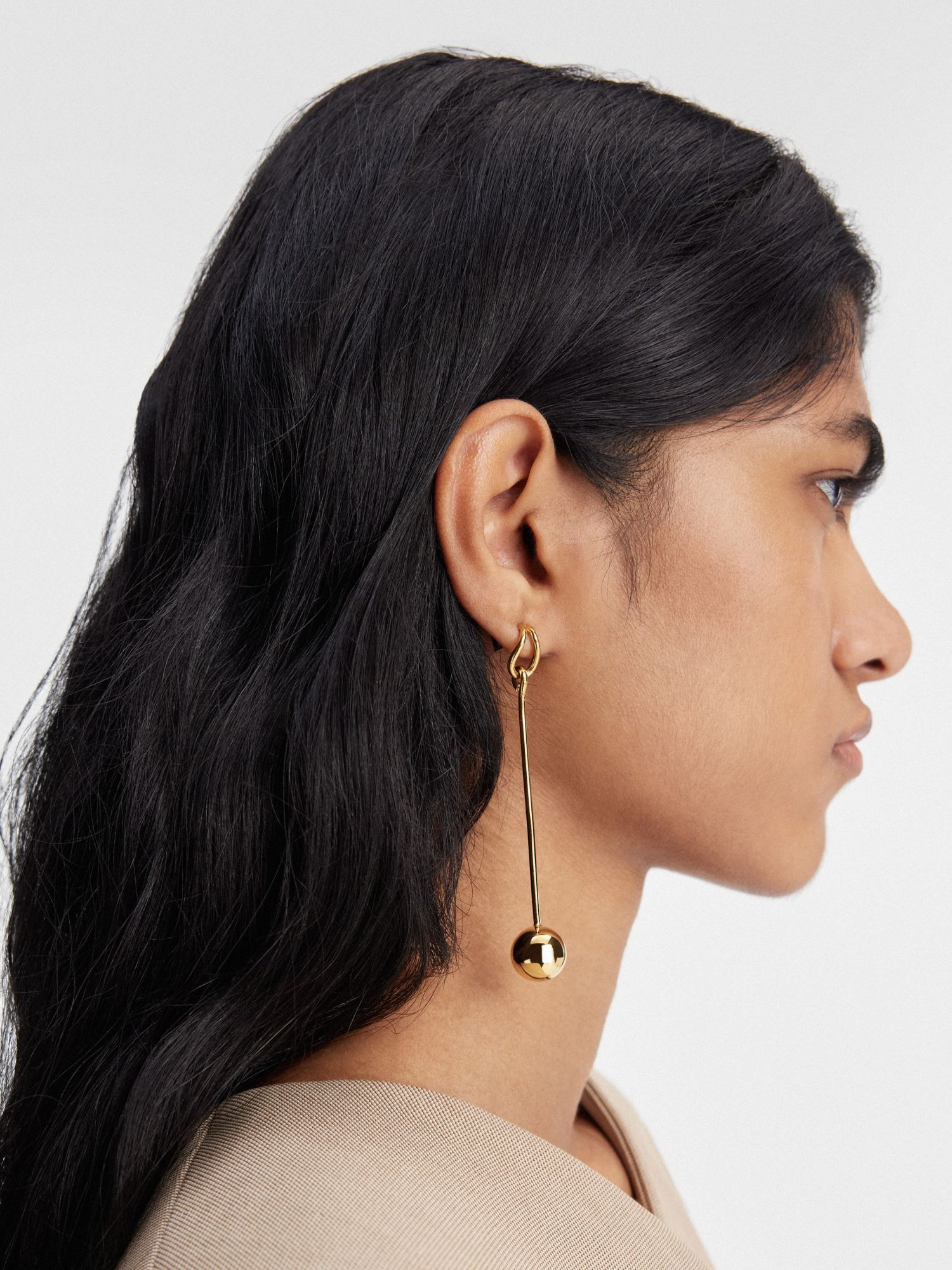 JACQUEMUS JACQUEMUS ASYMMETRIC DANGLE EARRINGS 