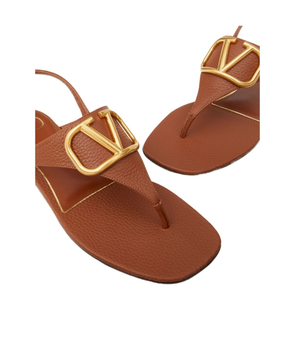 Valentino Vlogo Signature Flat Thong Sandal In Grainy Calfskin In Brown