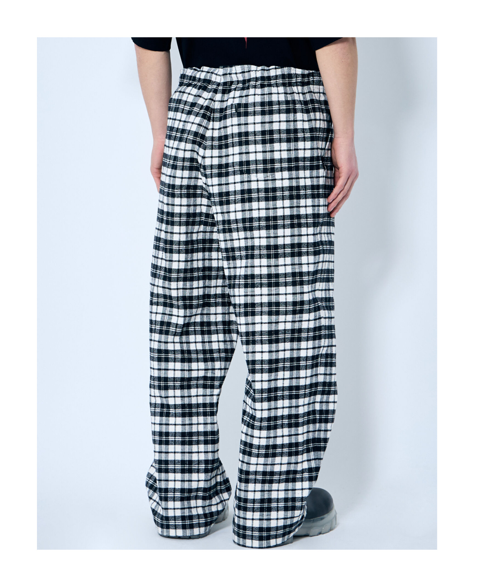 Vetements Men Metalized Wrinkled Pyjama Pants In Black