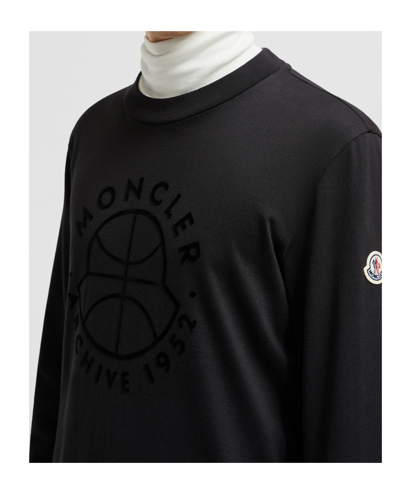 Moncler Logo Long-sleeved T-shirt In Black
