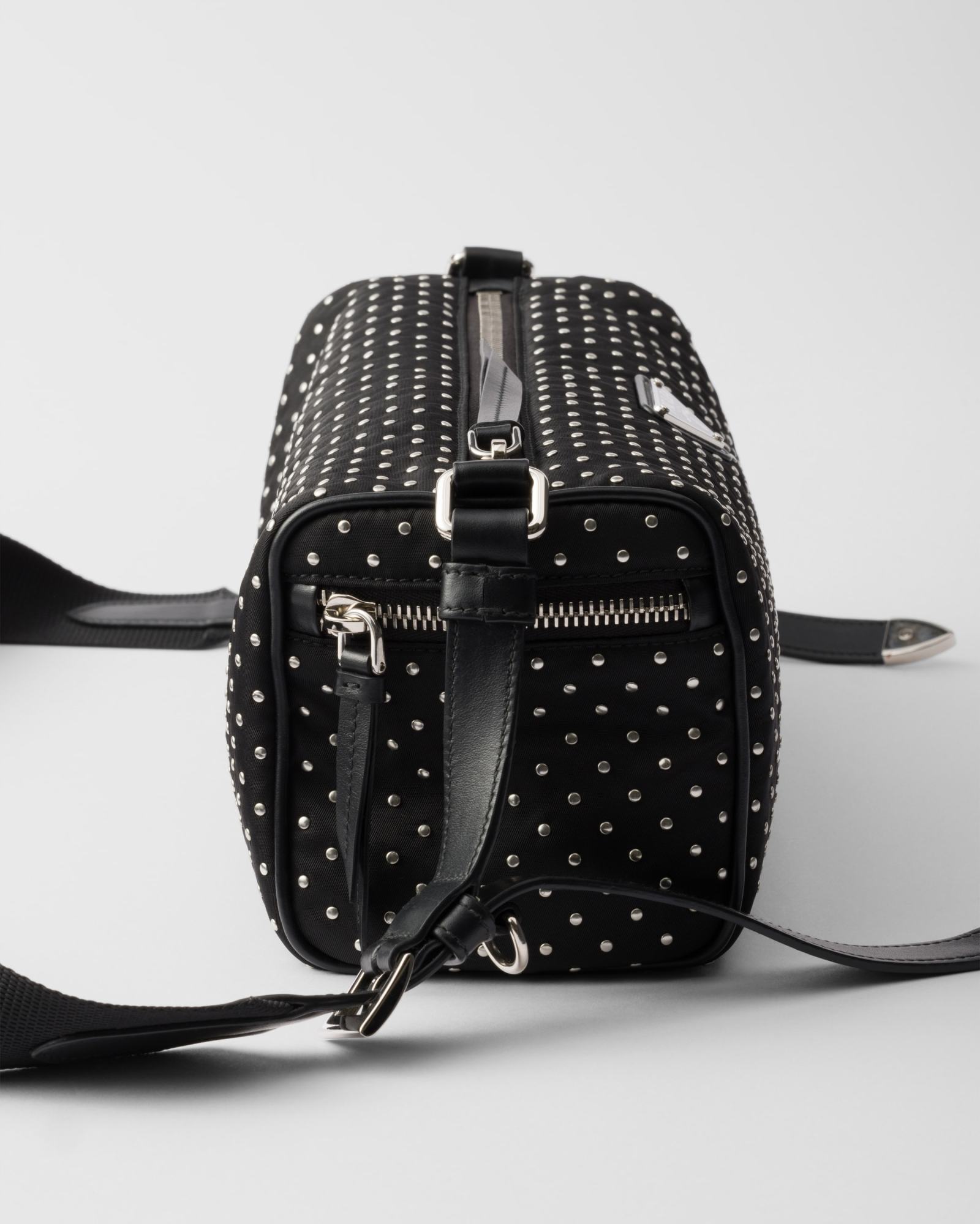 Prada Tasche Aus Re-nylon Mit Nieten In Black