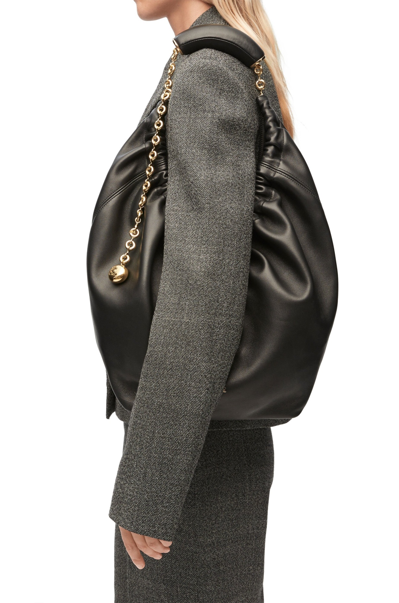Loewe Squeeze Medium Chain-embellished Gathered Leather Shoulder Bag In Black