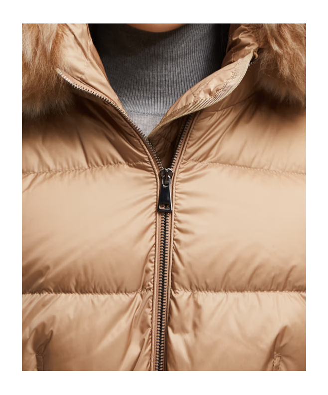 Moncler Doudoune Longue À Capuche Bordée De Shearling Boedic In Brown