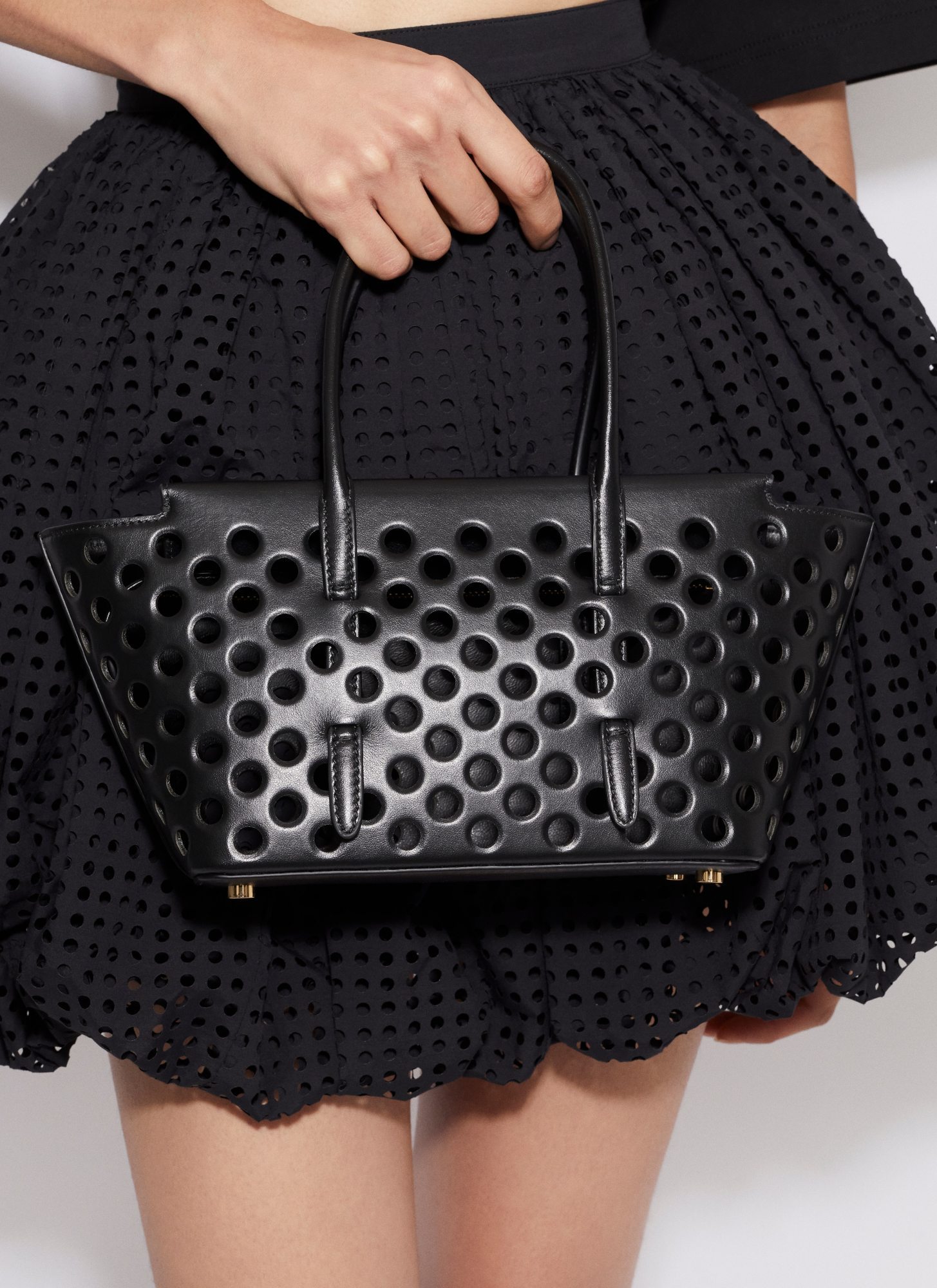 Alaïa Neo Mina 20 Shoulder Bag In Black