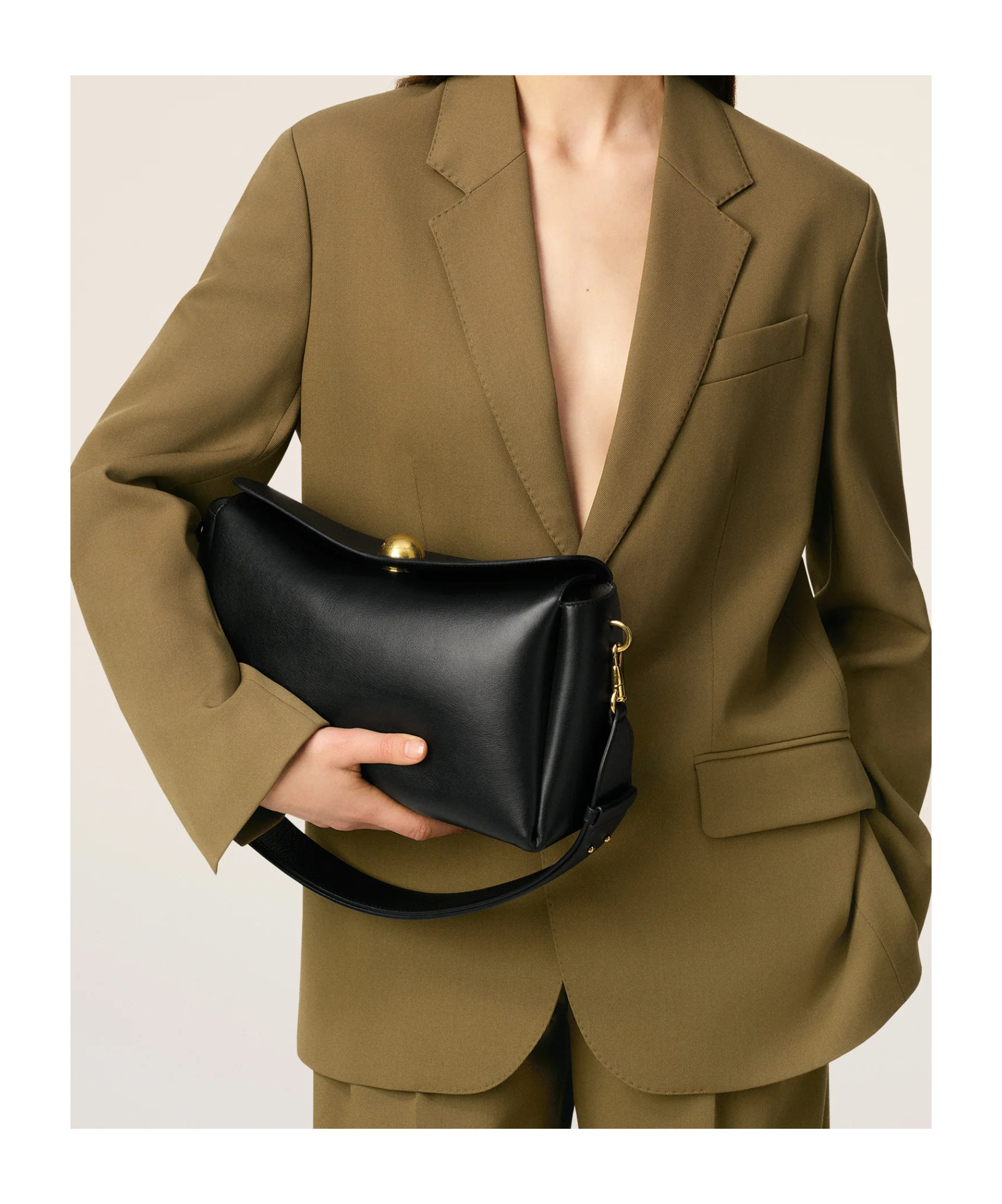 Ami Alexandre Mattiussi Medium Carrousel Magnetic-closure Smooth Leather Bag In Black