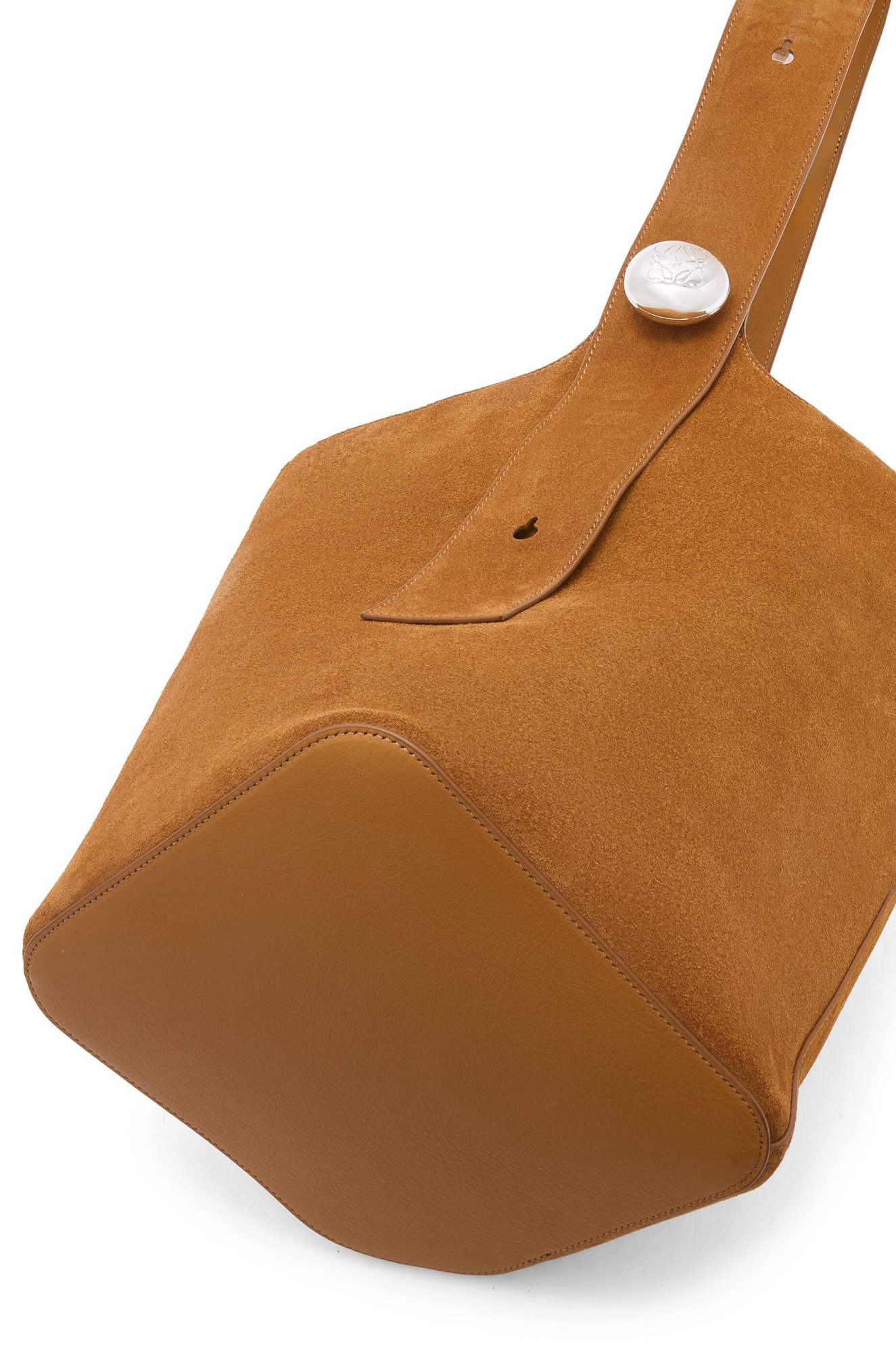 Loewe Pebble Medium Bucket Shoulder Bag In Brown