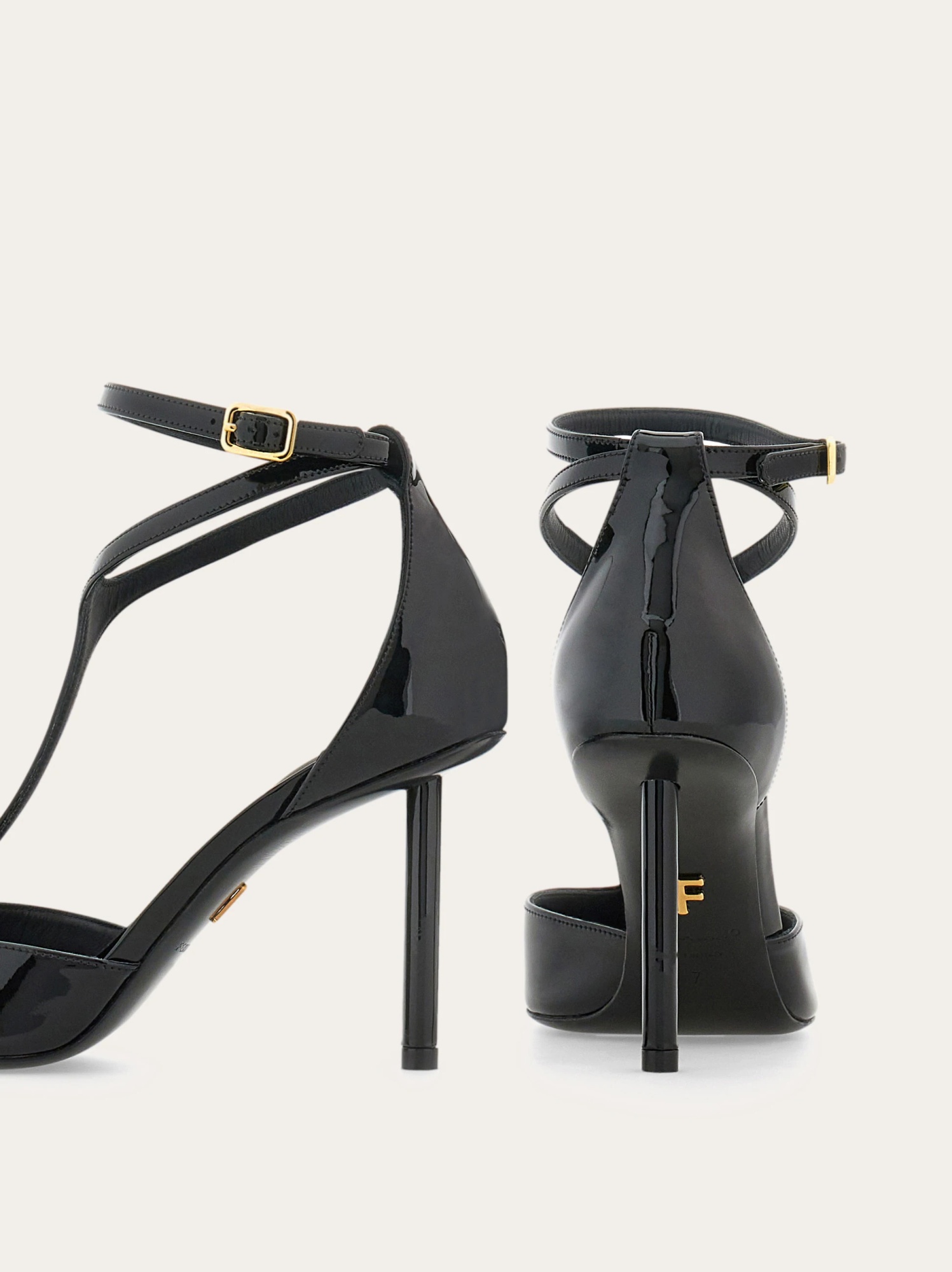 Ferragamo Lysandra 95 Patent Leather Pumps In Black