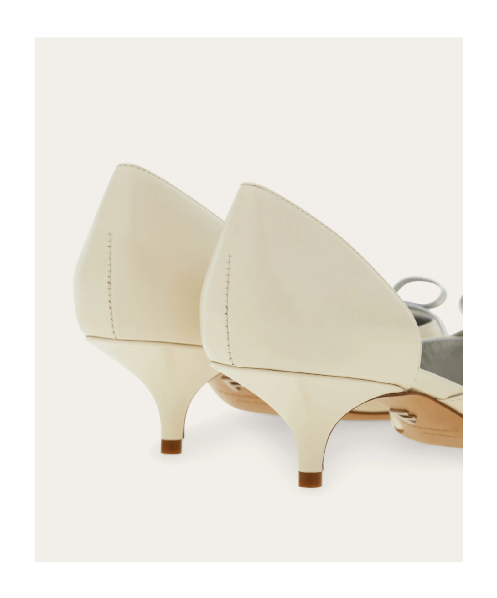 Ferragamo Kitten-leg-pumps Mit Spitzer Kappe In Neutral