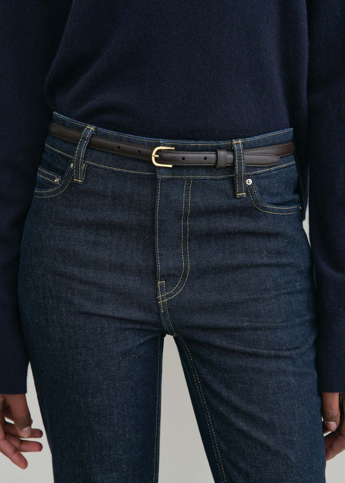 Totême Thin Leather Trouser Belt Bark In Black
