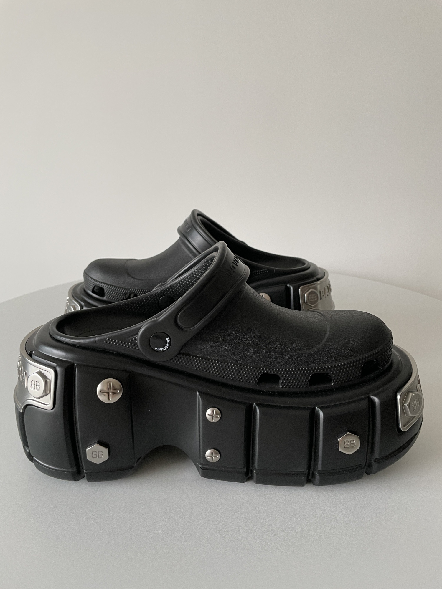 BALENCIAGA SANDALI SLIP-ON HARDCROCS DA DONNA IN NERO