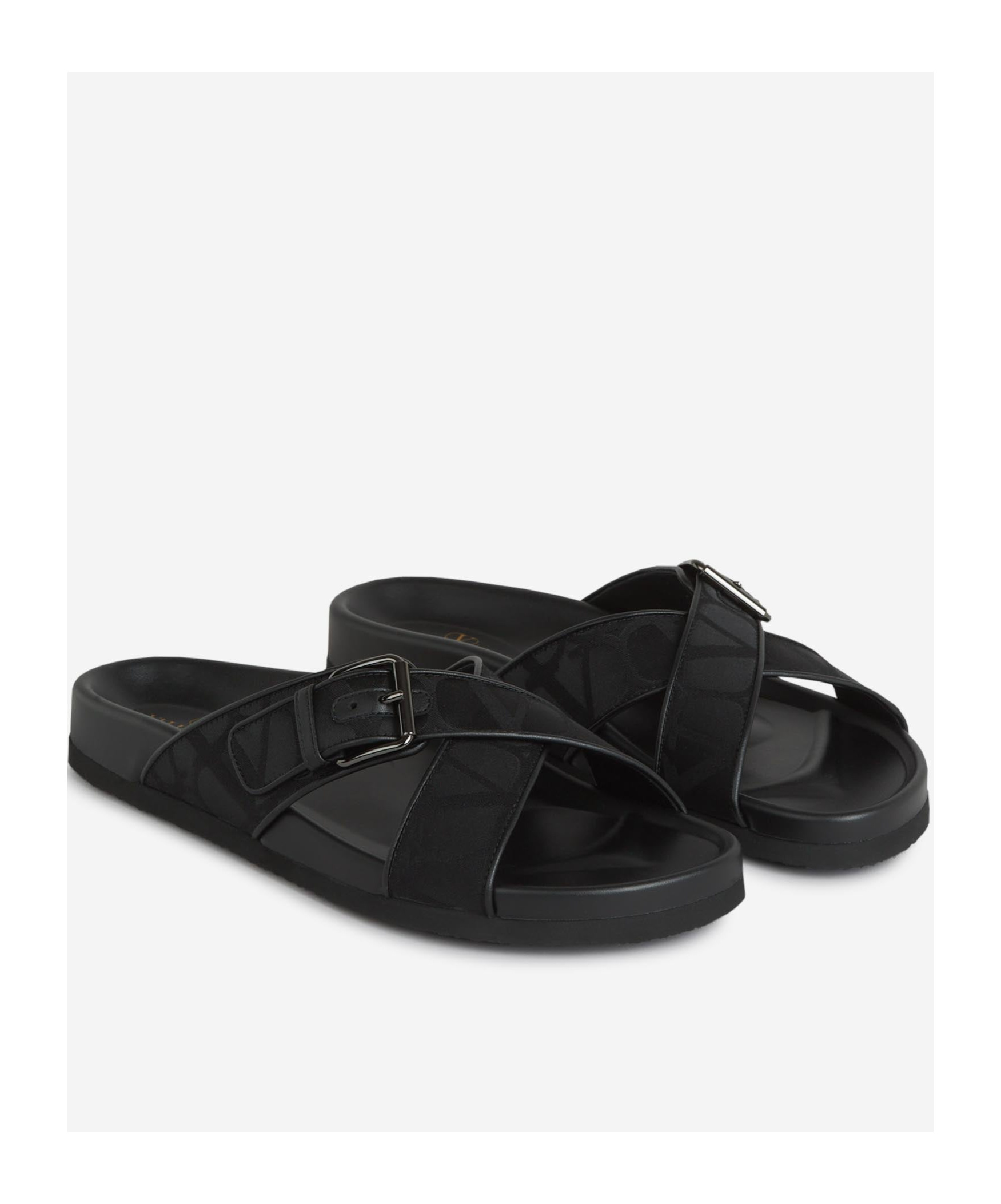 Valentino Garavani Logo Print Flip Flops In Black