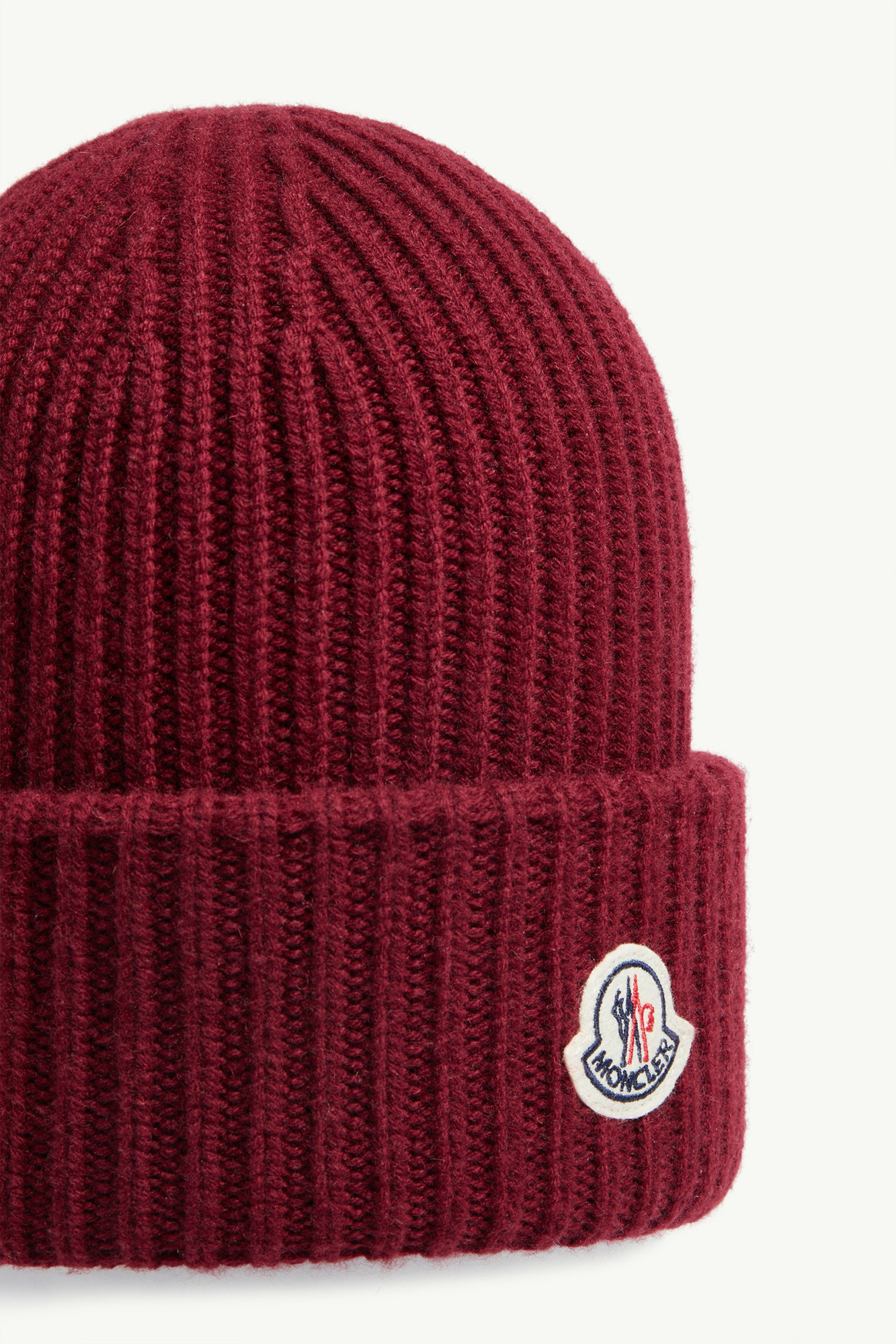 Moncler Logo Patch Knitted Beanie In Red