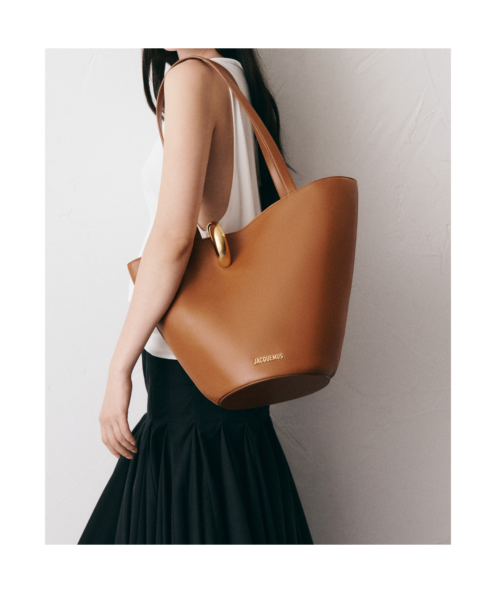 Jacquemus The Medium Bambola Asymmetric Leather Bucket Bag In Brown