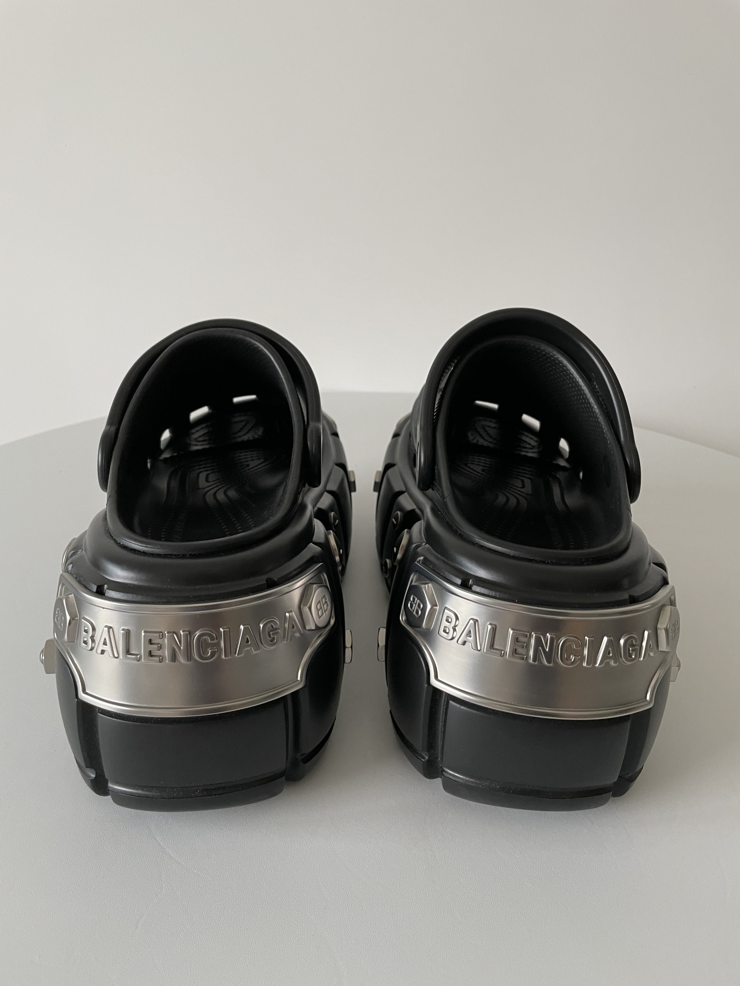 BALENCIAGA SANDALI SLIP-ON HARDCROCS DA DONNA IN NERO