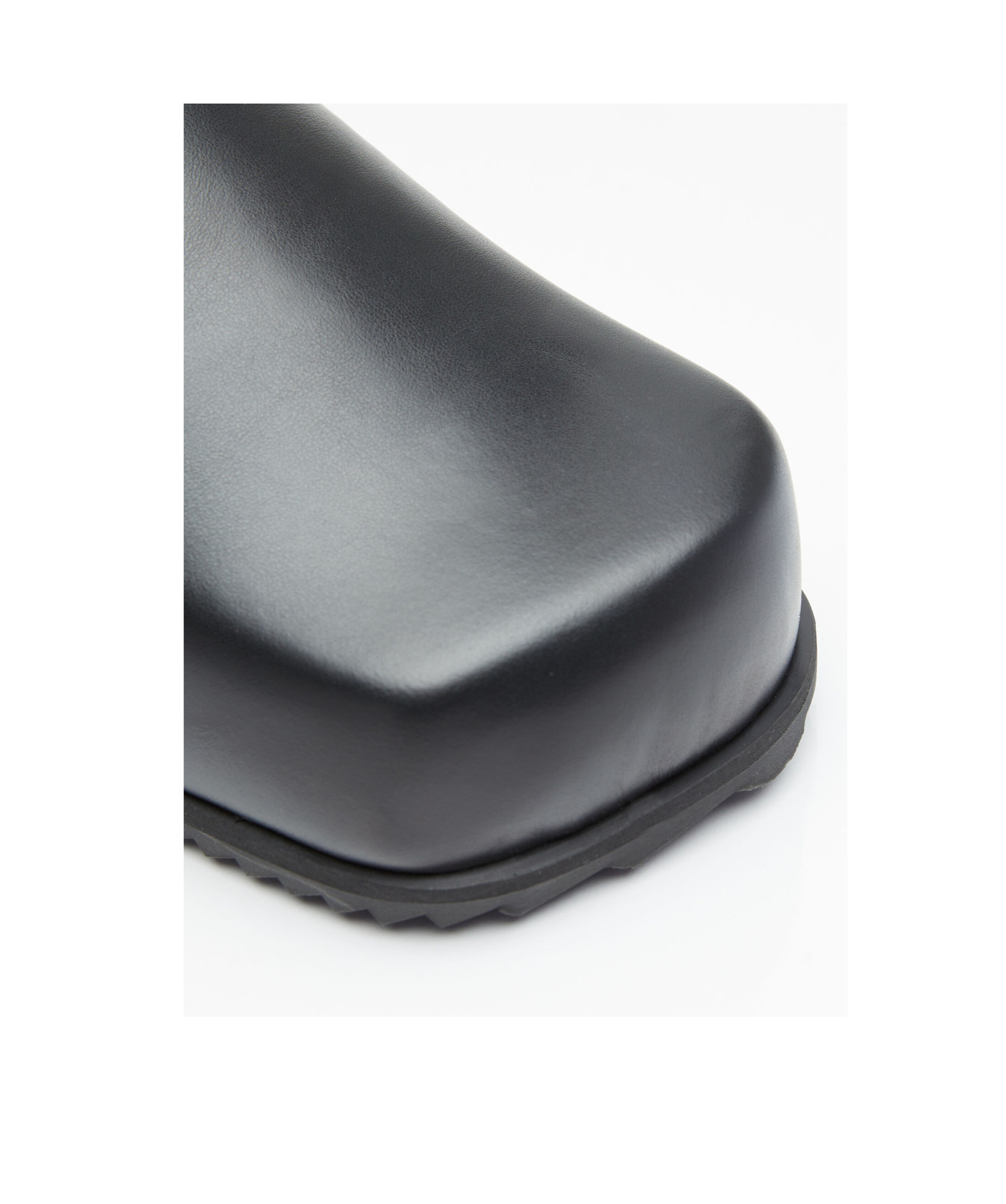 Yumeyume Square Toe Muller Shoes In Black