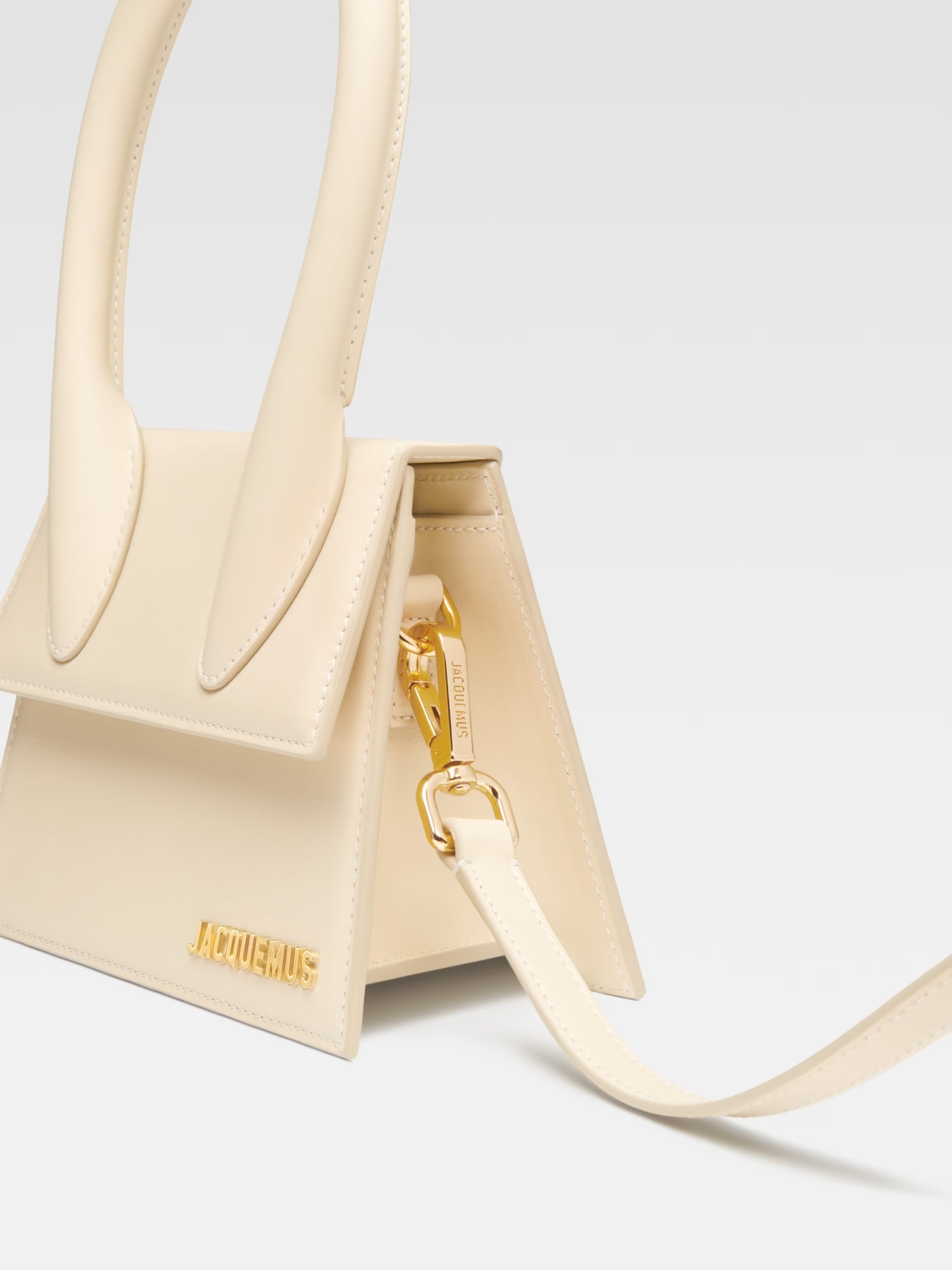 Jacquemus Le Chiquito Moyen Leather Handbag In Nude