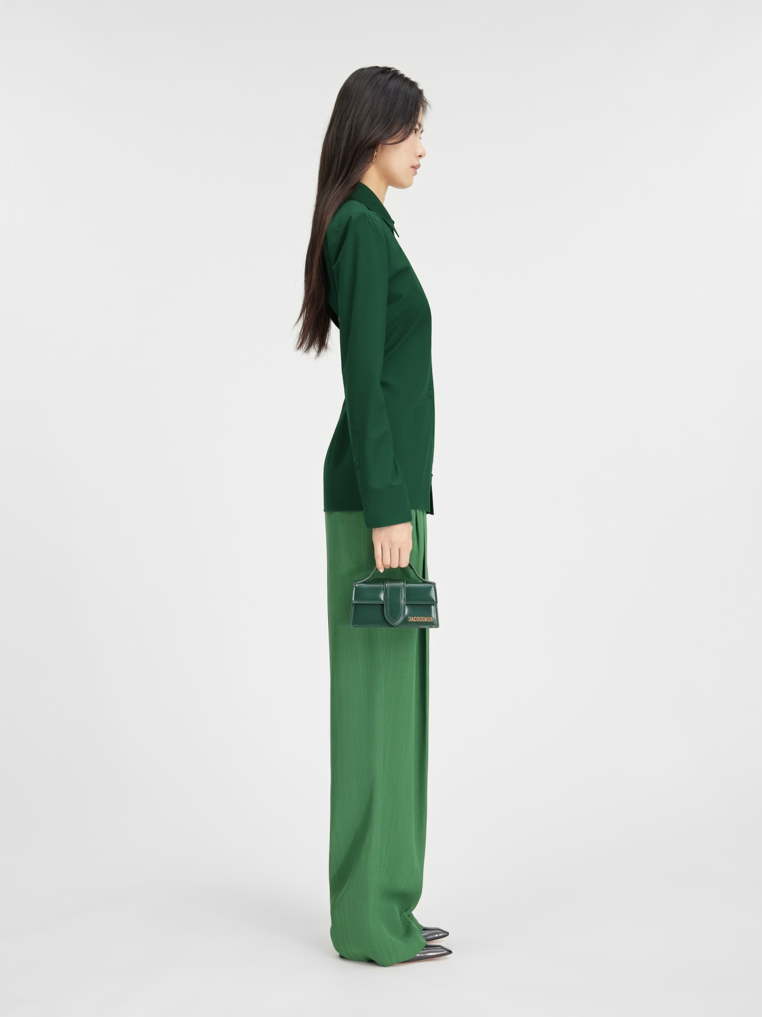 Jacquemus A Shirt With A Pointed Collar And A Bare Back In Green