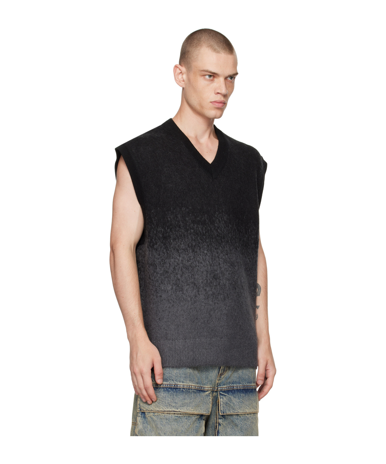 Juunj Sleeveless V-neck Knitted Vest In Black
