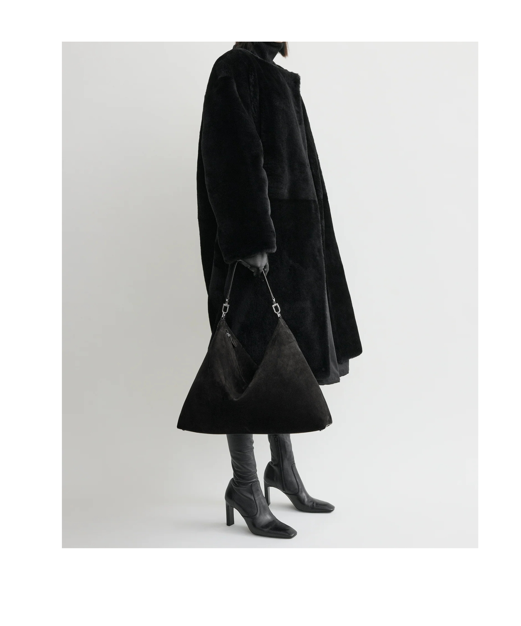 Totême Zipper Shoulder Bag In Black