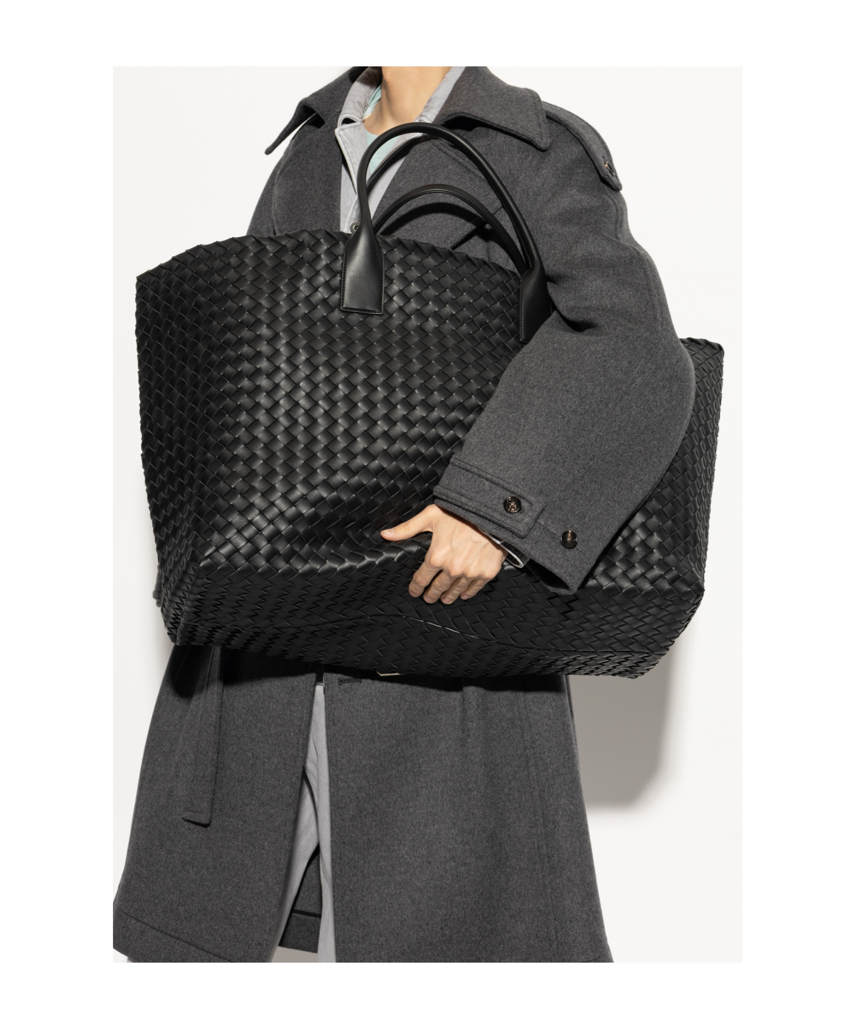 Bottega Veneta Maxi Cabat Knitted Handbag In Black