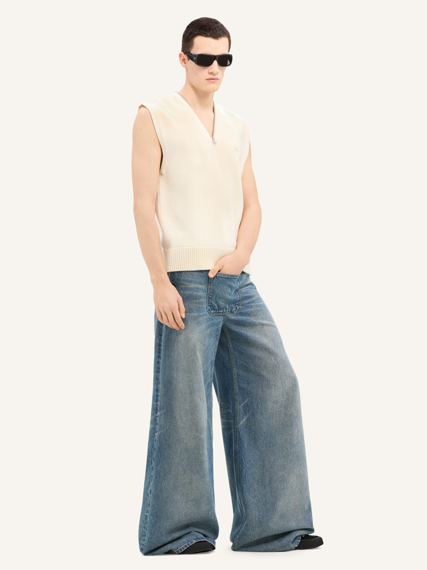 Courrèges Zipped V-neck Vest In White