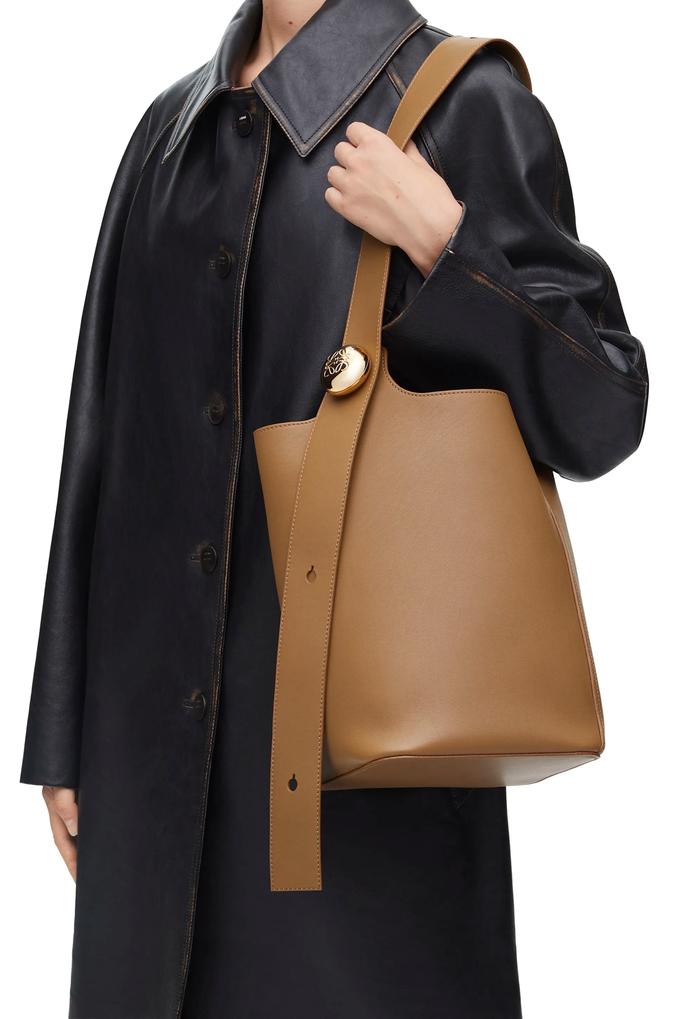 Loewe Pebble Medium Bucket Shoulder Bag In Brown
