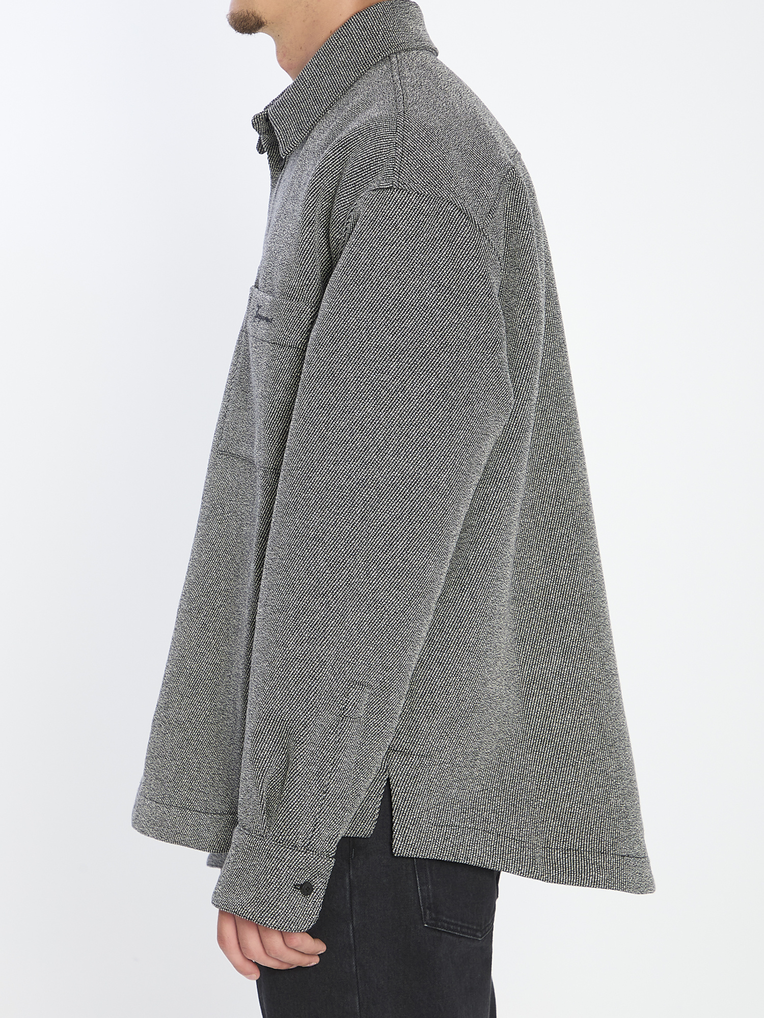 Jacquemus Molino Pointed-collar Buttoned Shirt Jacket In Gray