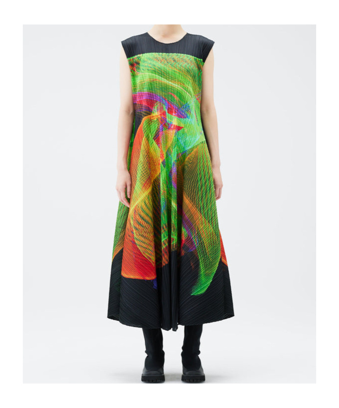 Shop Issey Miyake Abstract-print Midi Dress In Green