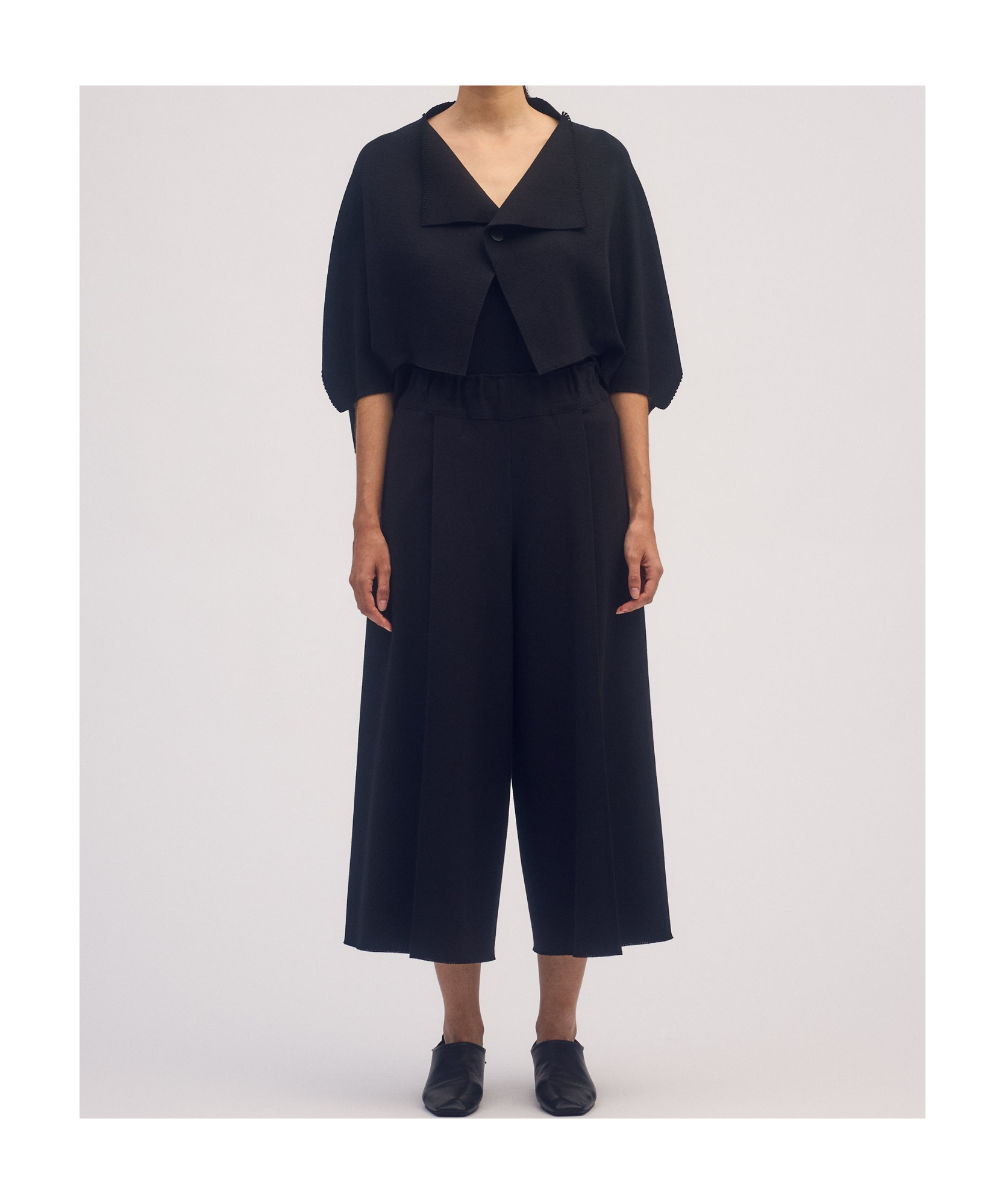 Issey Miyake Wide Cropped Trousers In Black