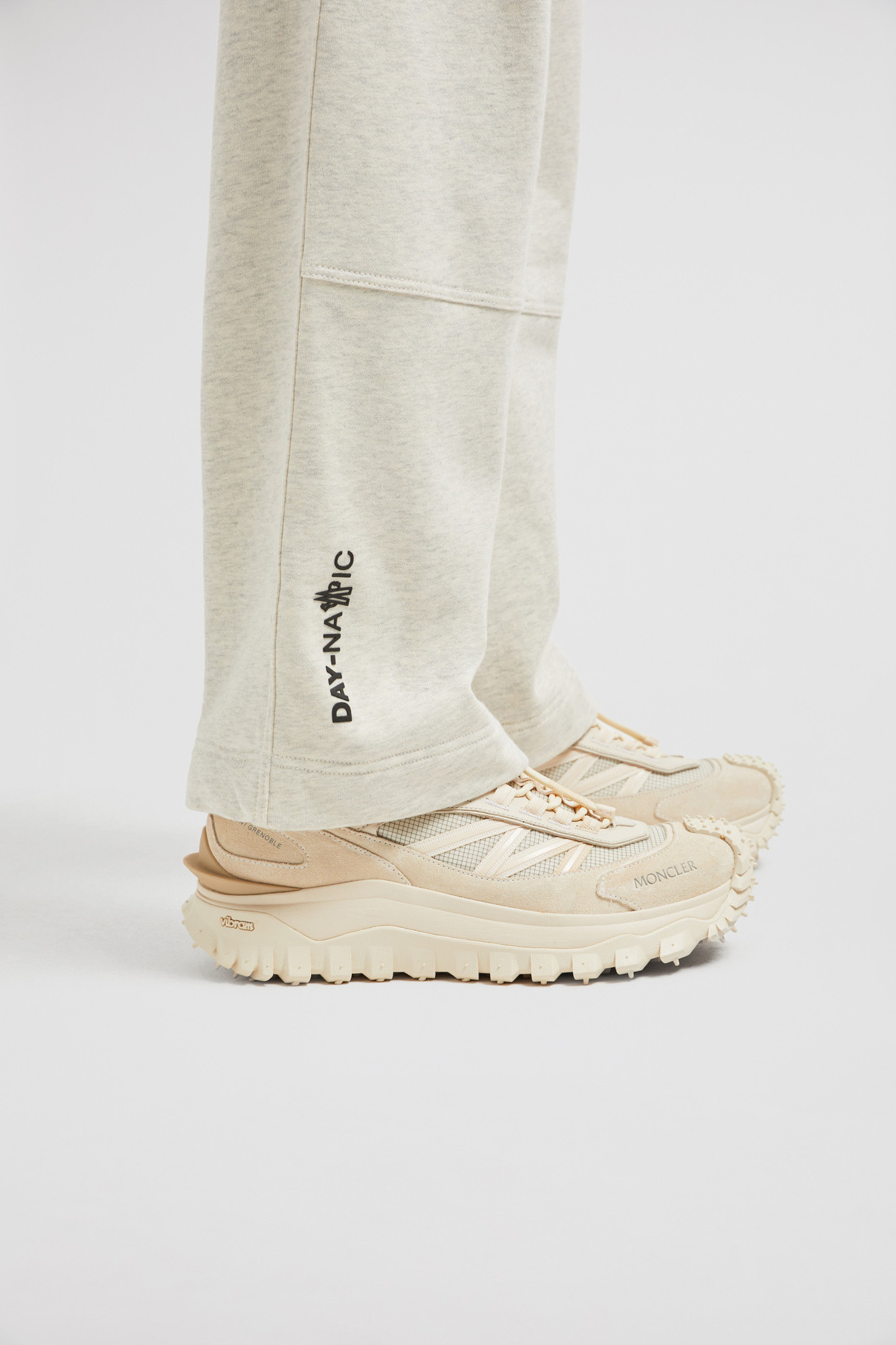 Moncler Mens Ivory Drawstring Two-slip-pockets Wide-leg Relaxed-fit Cotton-blend Trousers In Nude