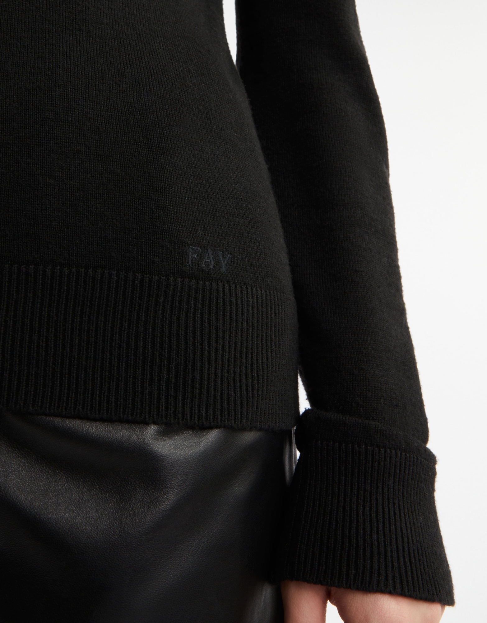 Fay Round-neck Pullover In Black