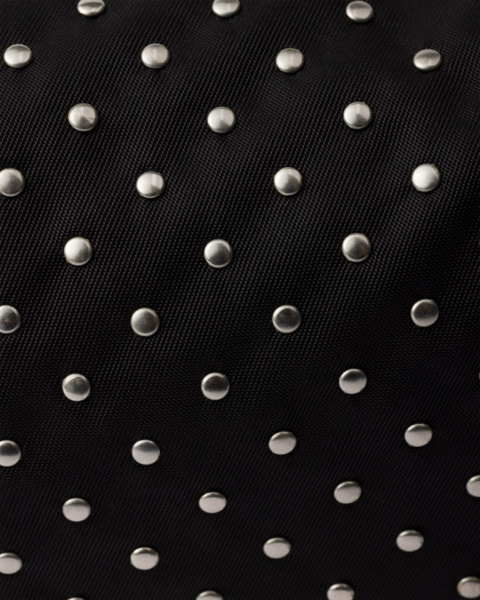 Prada Tasche Aus Re-nylon Mit Nieten In Black