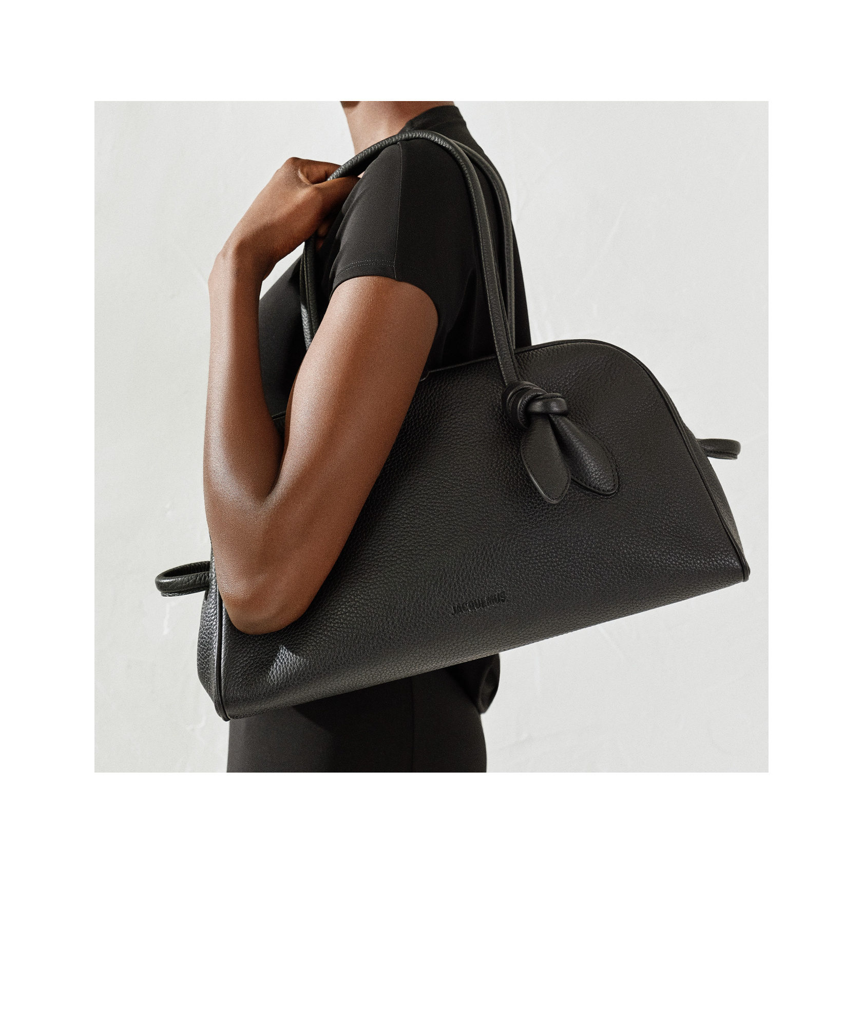 Jacquemus Le Turismo Zipped Shoulder Bag In Black