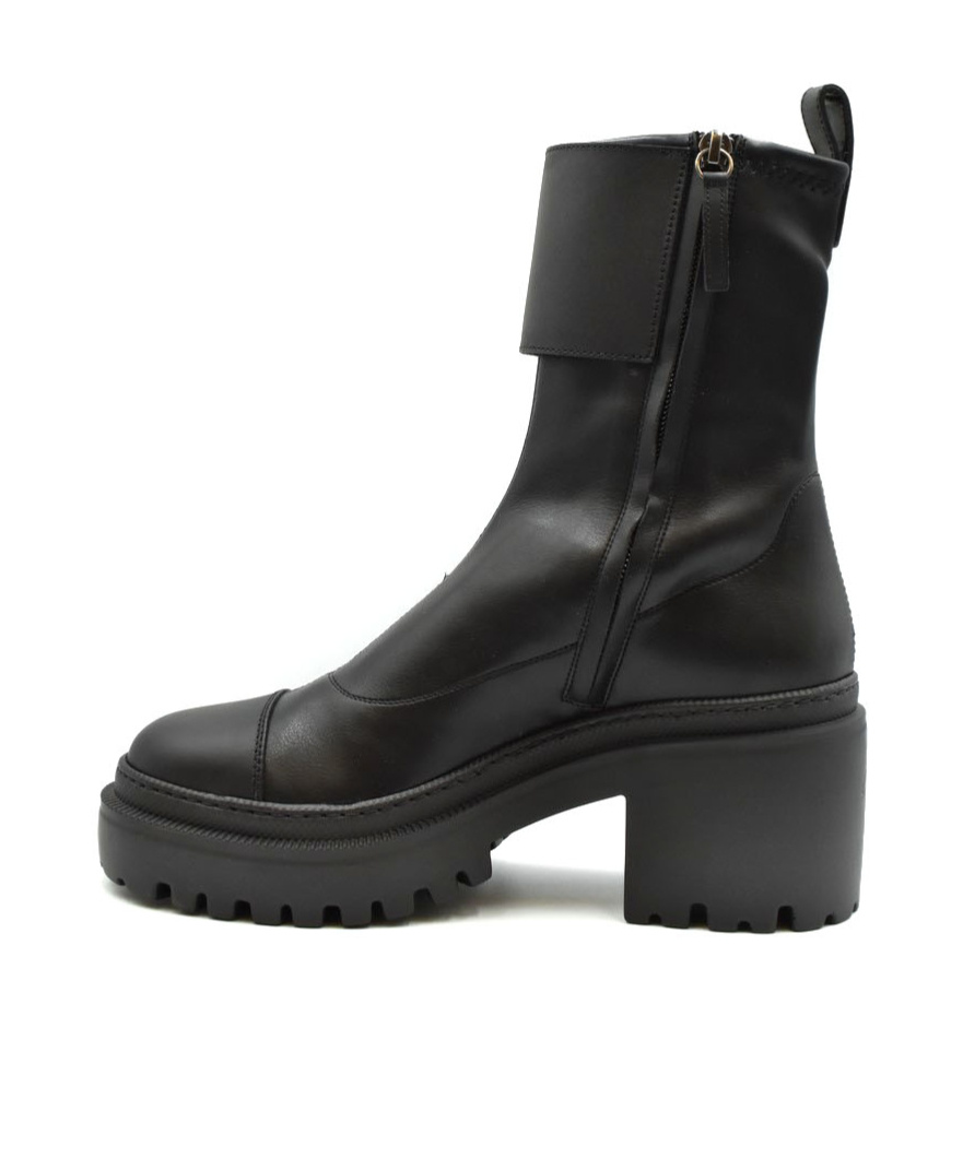 Shop Giuseppe Zanotti Round-head Short Boots In Black