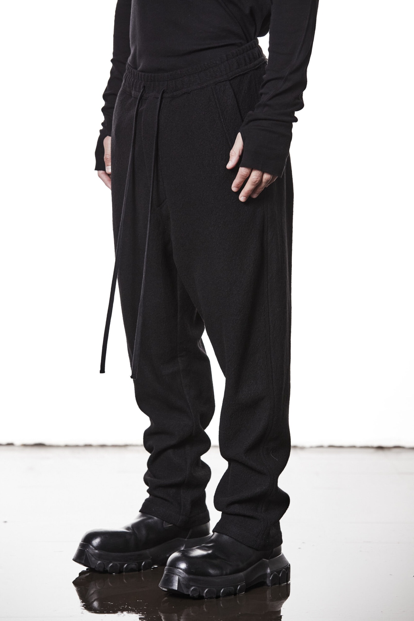 Thom Krom Drawstring Ribbed Cropped Trousers In Black