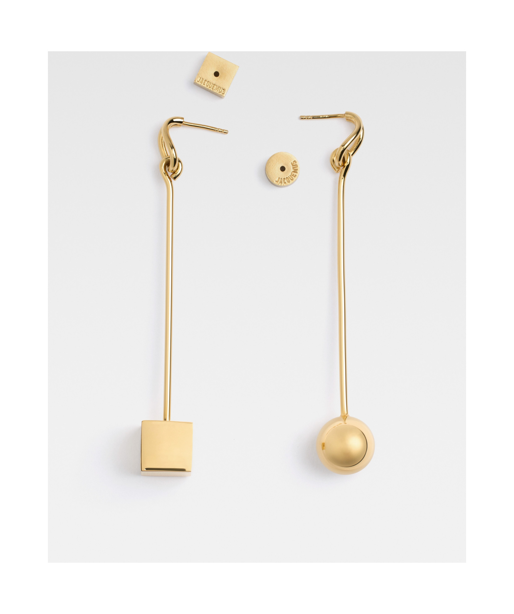 JACQUEMUS JACQUEMUS ASYMMETRIC DANGLE EARRINGS 