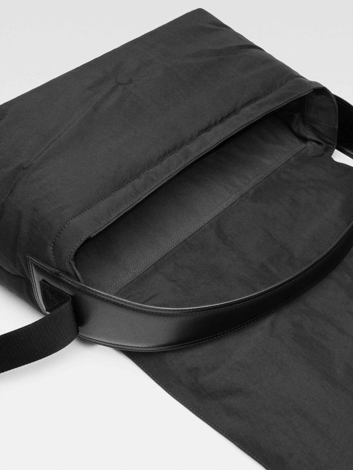 Jacquemus Le Petit Messenger Bambino Shoulder Bag Unica In Black