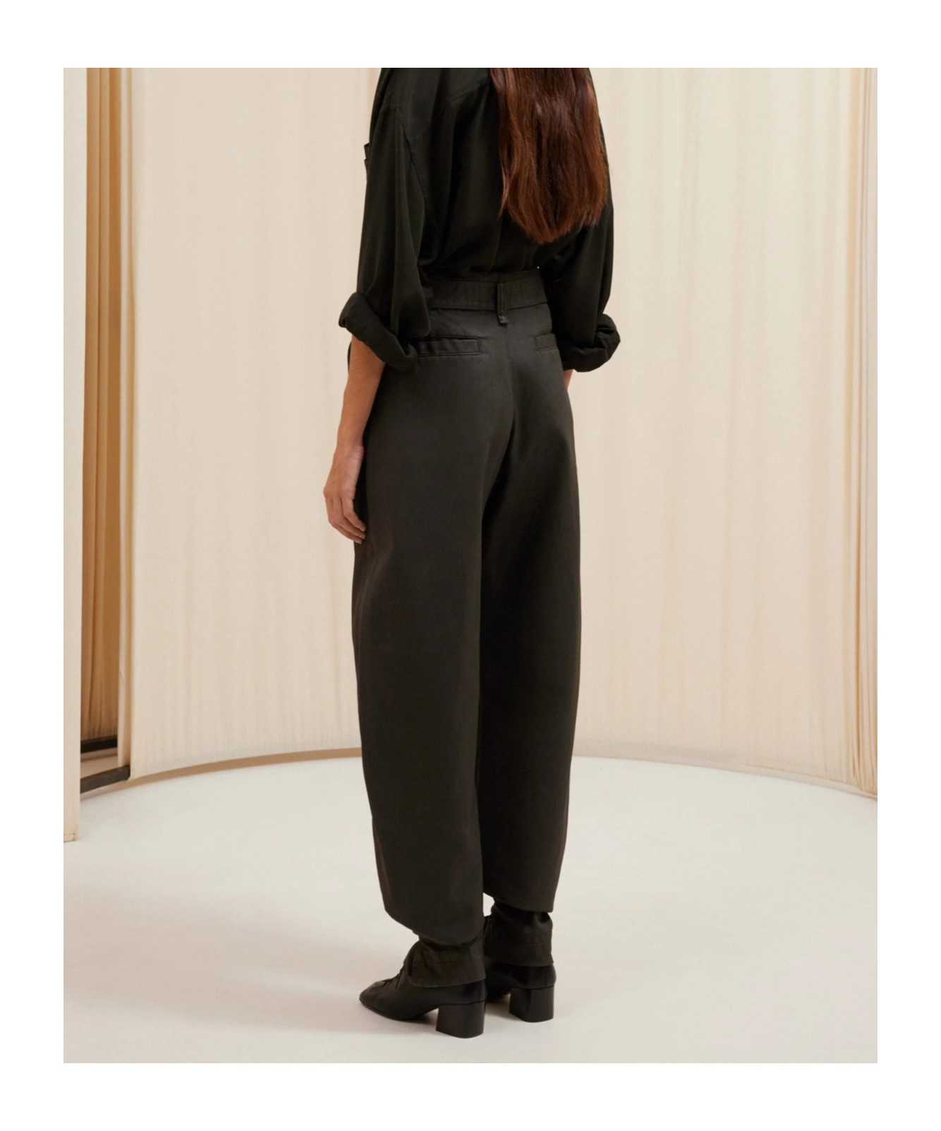 Lemaire Belted Tapered Casual Pants In Black