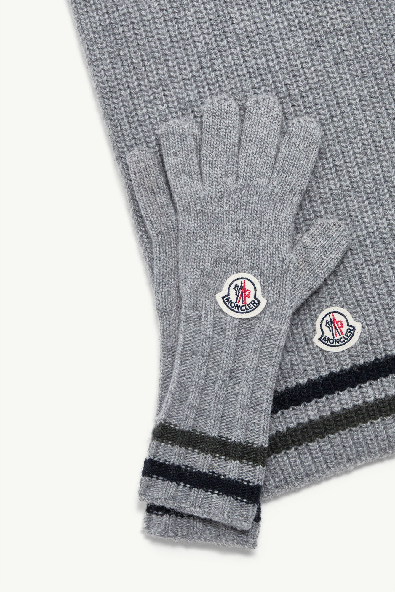 Moncler Gloves And Scarf Set In Gray