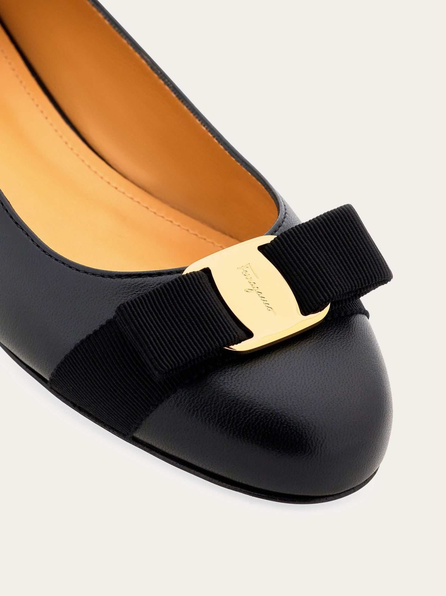 Ferragamo Varina Bow-embellished Patent-leather Ballet Flats In Black