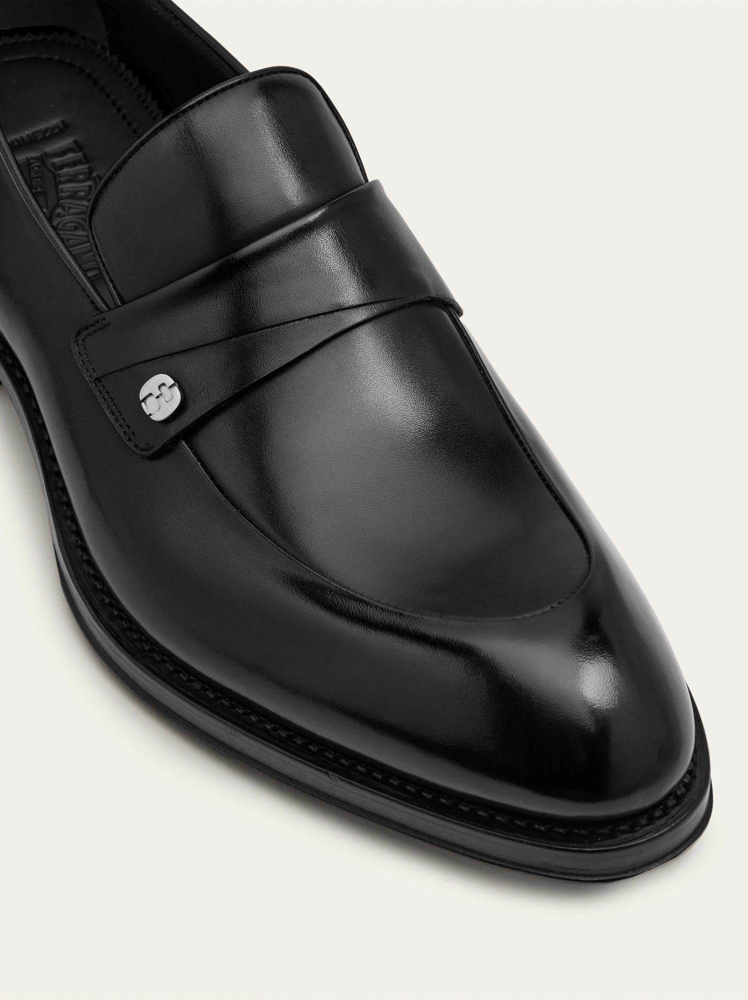 Ferragamo Tramezza Leather Loafers In Black