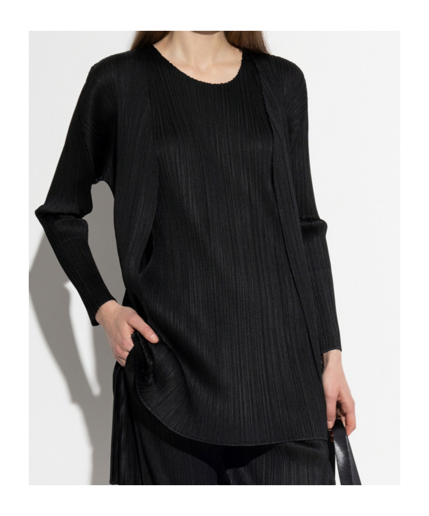 Issey Miyake Straight Hem Pleated Coat In Black