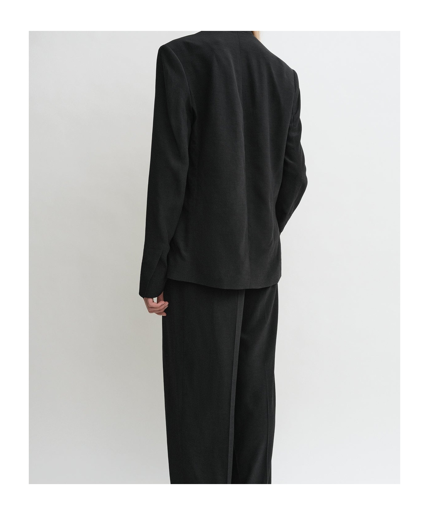 Totême Long-sleeved Suit Coat In Black