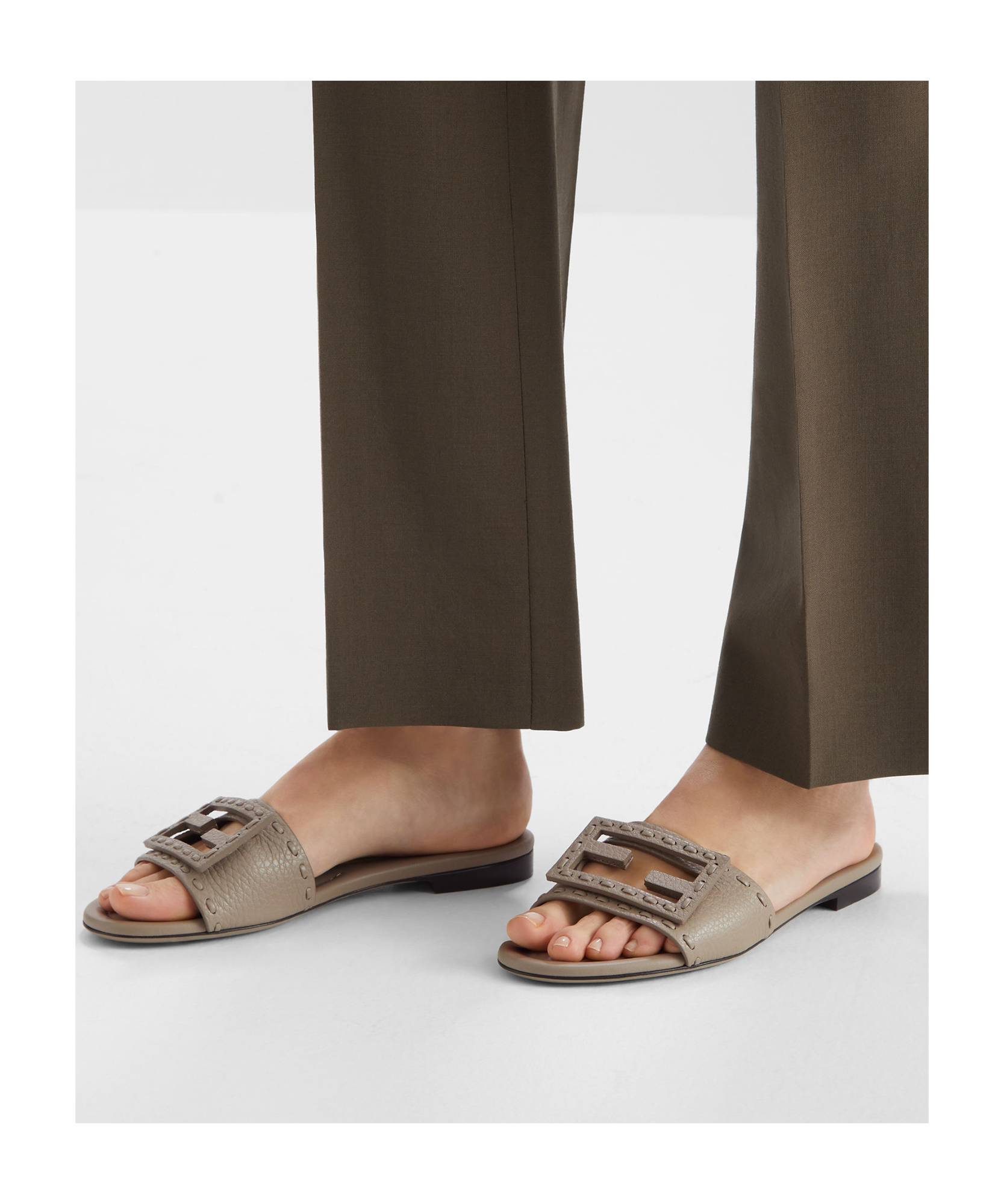 Fendi Dove Gray Leather Slides In Nude