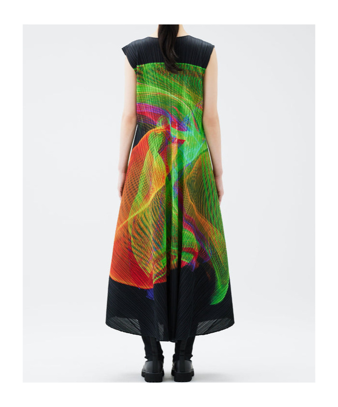 Shop Issey Miyake Abstract-print Midi Dress In Green