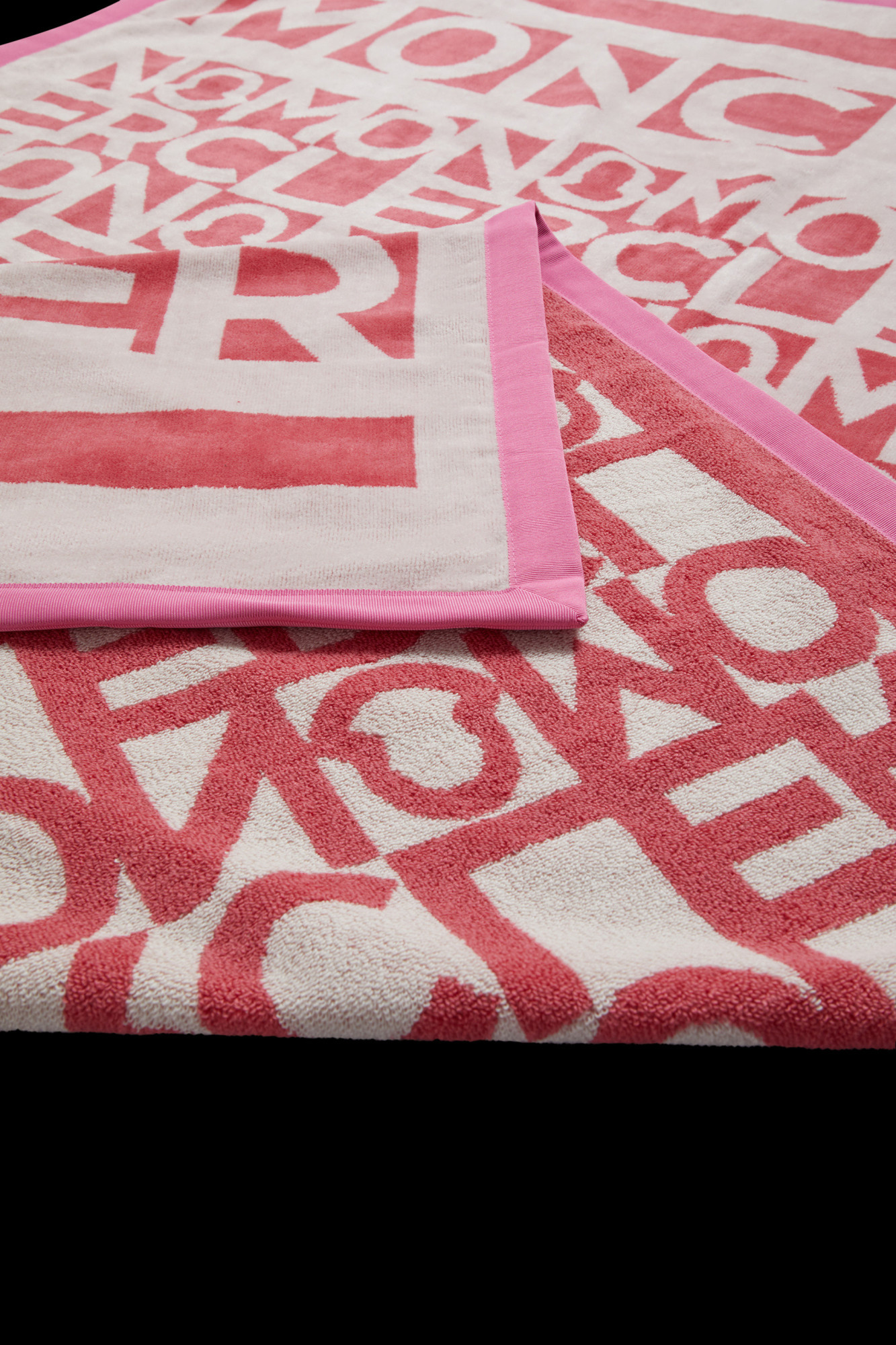 Moncler Logo-print Cotton Towel In Pink